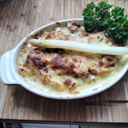 Spargel-Lachs-Auflauf mit knuspriger Haube