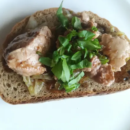 Dorschleber mit karamellisierten Zwiebeln auf Brot