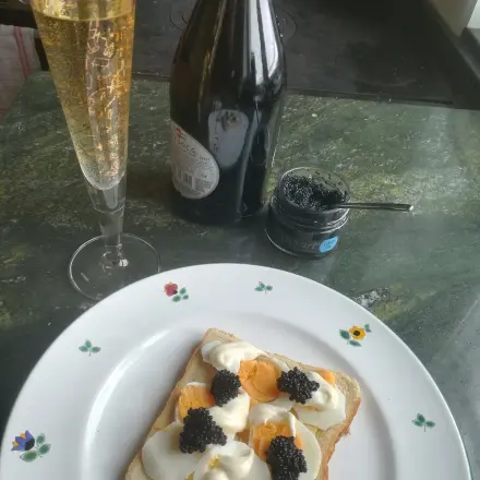 Algenkaviar Brötchen mit Mayo und gekochtem Ei