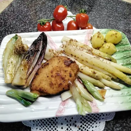 Weißer Spargel mit Nussbutter dazu feine Beilagen