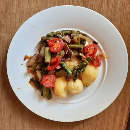 Grüne Spargelpfanne mit Kartoffeln in Knoblauchbutter