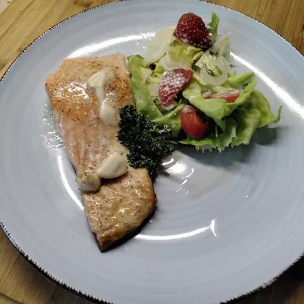 Lachs gebraten dazu bunter Kopfsalat