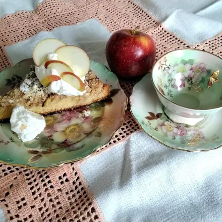 Apfelkuchen mit Zimt-Streusel dazu geschlagene Sahne