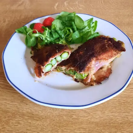 Panierter Spargel mit Käse und Schinken
