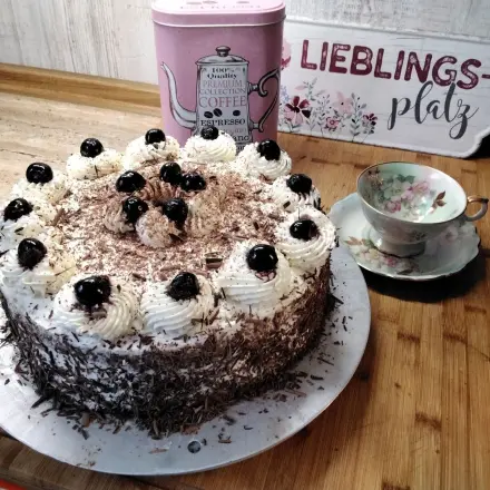 Schwarzwälder Kirschtorte mit Wiener Boden