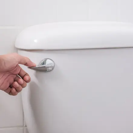 Verstopfte Toilette? Trick mit Frischhaltefolie