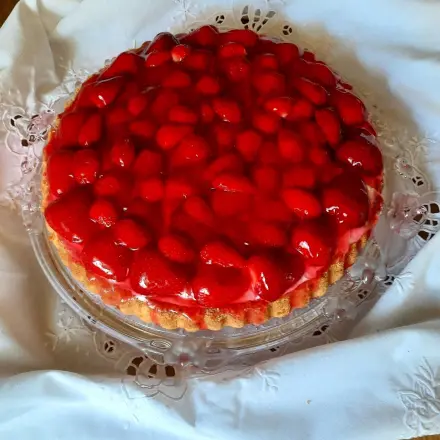 Erdbeerkuchen mit Sahne-Quark-Erdbeermus-Schicht