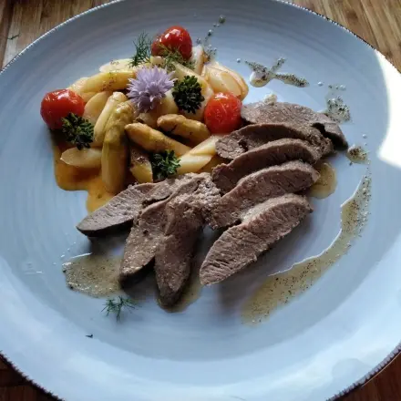 Spargelragout mit Eierlikör an Lammlachs