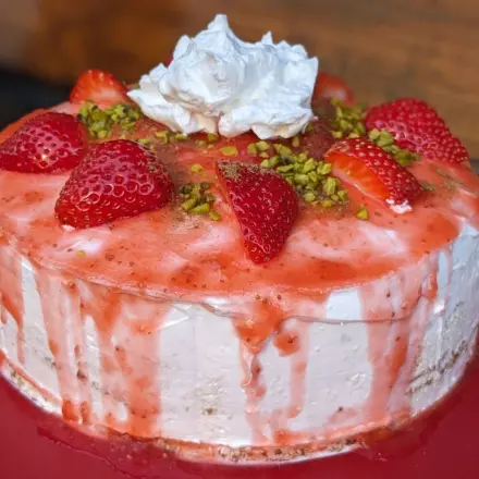 Kleine Geburtstagstorte mit Erdbeeren