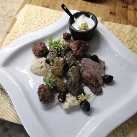 Gefüllte Weinblätter mit Hackfleisch und Risotto (Dolmadakia)