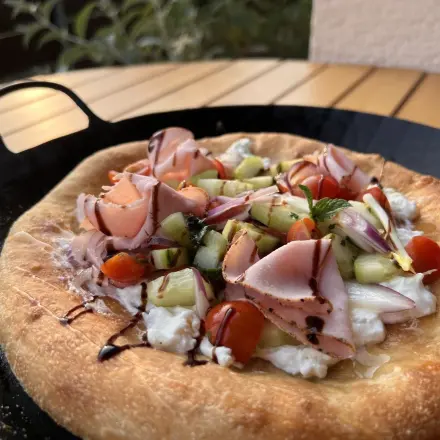 Salat auf Pizza