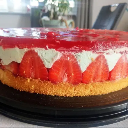 Erdbeer-Waldmeistertorte