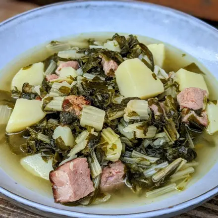 Stielmus-Suppe mit Fleischeinlage