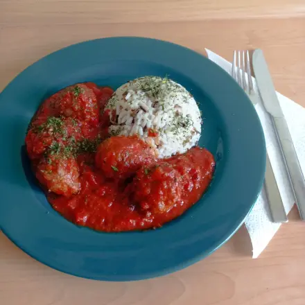 Gefüllte Hackbällchen mit Feta in Tomatensauce