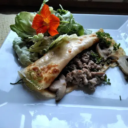 Gefülltes Omelett mit Hackfleisch