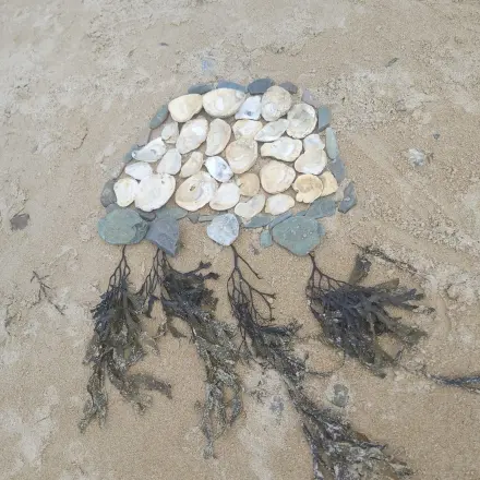 Strandkunst mit Strandgut