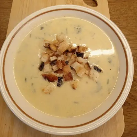 Saftige Zucchinisuppe mit Broteinlage