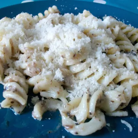 Nudeln mit Trüffelpesto-Sahnesoße