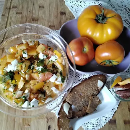 Tomatensalat mit Büffelmozzarella und Salame Soppressate