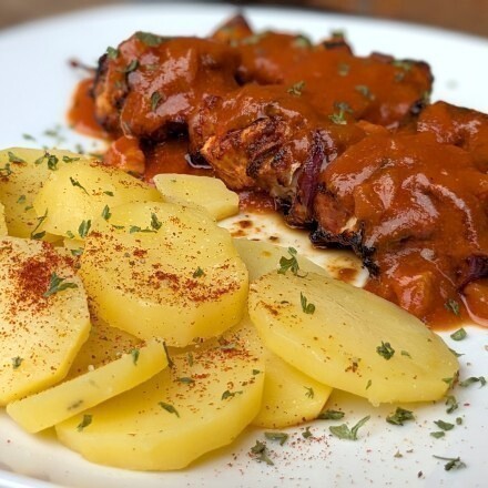 Fleisch-Spieße mit Currysoße & Kartoffeln