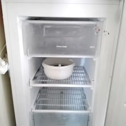 Gefrierschrank abtauen mit heißem Wasser