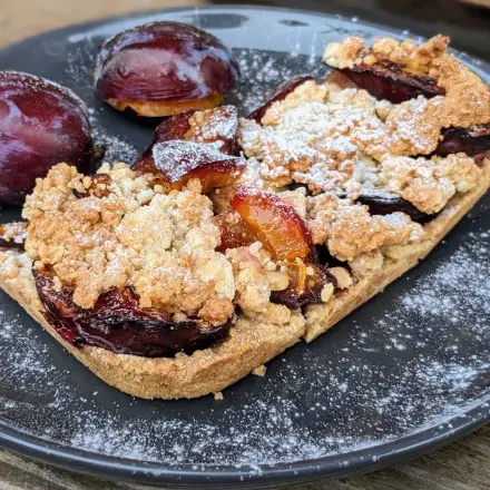 Pflaumenkuchen mit Streuselboden