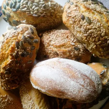 Frühstücksbrötchen selber backen - knusprig & einfach