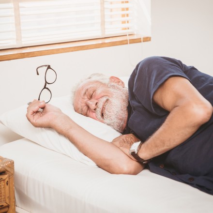13 ungewöhnliche Tipps für besseren Schlaf im Alter
