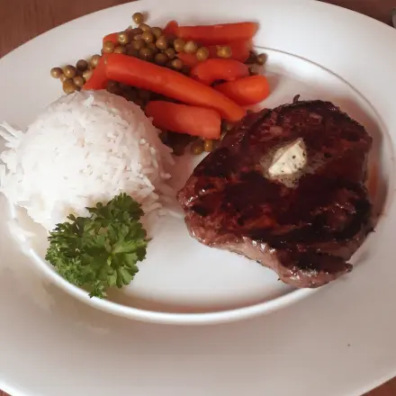 Rinderlende mit Kräuterbutter, Reis und Gemüse