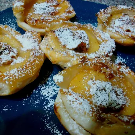Gebackene Apfelringe mit Blätterteig und Mozzarella