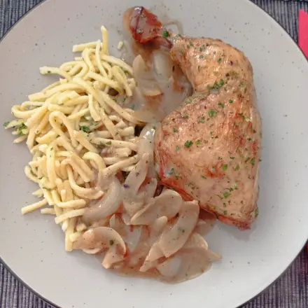 Hähnchenkeulen in Weißwein-Zwiebelsoße