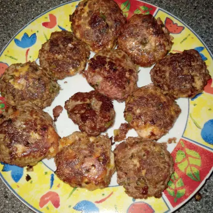 Rote Bete-Frikadellen mit Geflügelhackfleisch und Rinderhackfleisch