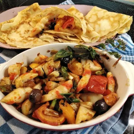 Gefüllte Pfannkuchen: Omeletten mit Gemüse und Surimi