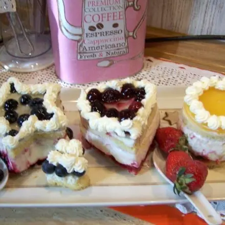 Quark-Sahne-Törtchen mit Beeren und Pfirsich