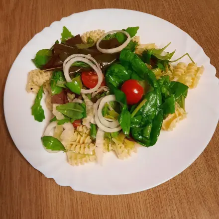 Gorgonzolanudeln mit Salat aus Babyspinat