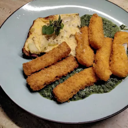 Kartoffelkuchen aus der Pfanne mit Spinat und Fischstäbchen