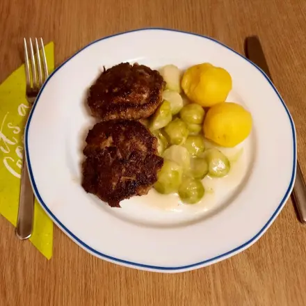 Fleischküchle mit Rosenkohl und Pellkartoffeln