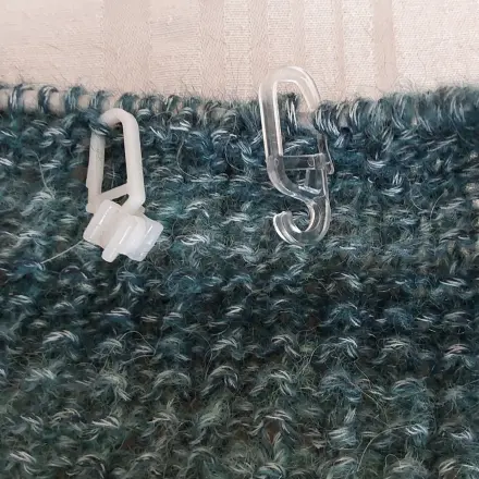 Gardinenaufhänger als Maschenmarkierer-Alternative