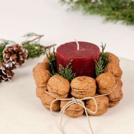 Natürliche Weihnachtsdeko: Walnuss-Kerzenhalter selber basteln
