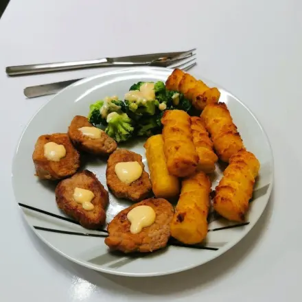 Schweinefilet mit Kroketten, Brokkoli und Sauce Hollandaise