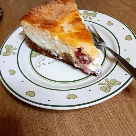 Käsekuchen mit Dominosteinen und Himbeeren