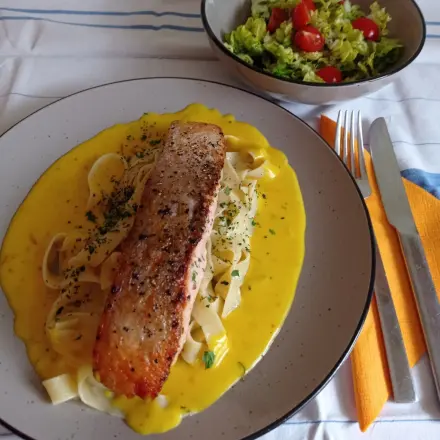 Lachs auf Safransoße