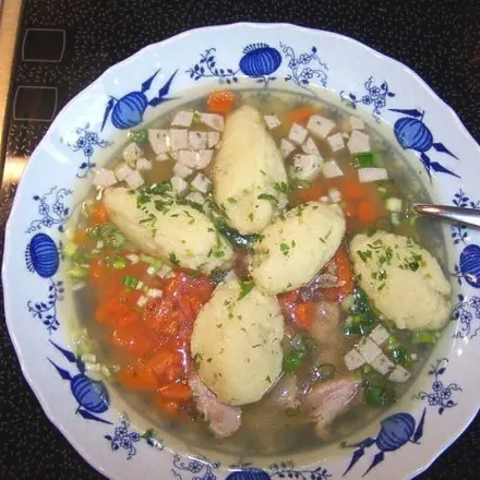 Geflügelsuppe mit Grießnockerl