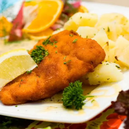 Viktoriaseebarsch mit Salzkartoffeln und grünem Salat