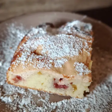 Luftiger Kirschkuchen mit Quarkhaube