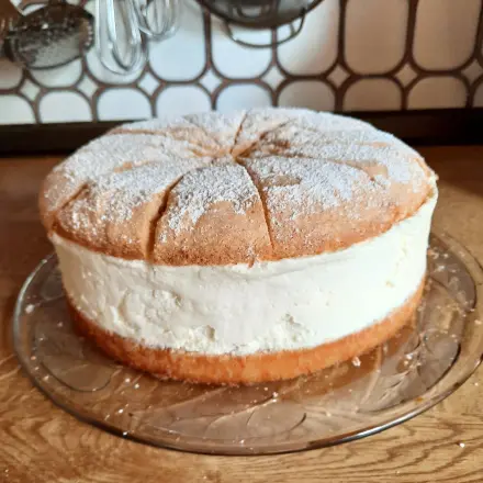Käsesahnetorte mit Biskuittortenboden – extra hoch, extra lecker