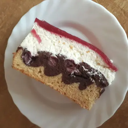 Schneewittchentorte mit Sauerkirschen