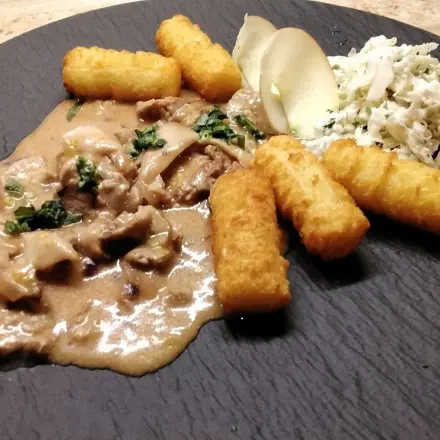 Steinpilzragout mit Schweinelende und Kroketten als Beilage