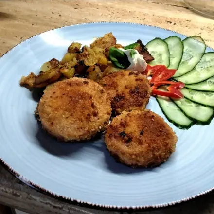 Panierte Göttinger Wurst mit Bratkartoffeln