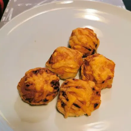 Gefüllte Pizzabrötchen als Partysnack